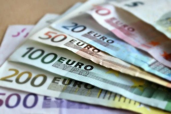El euro vuelve a caer por debajo del dólar, aunque recupera paridad