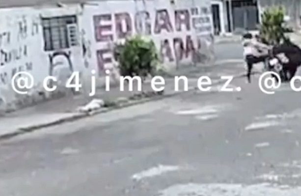Sujeto derriba a mujer de su motoneta para robársela, en Ecatepec #VIDEO