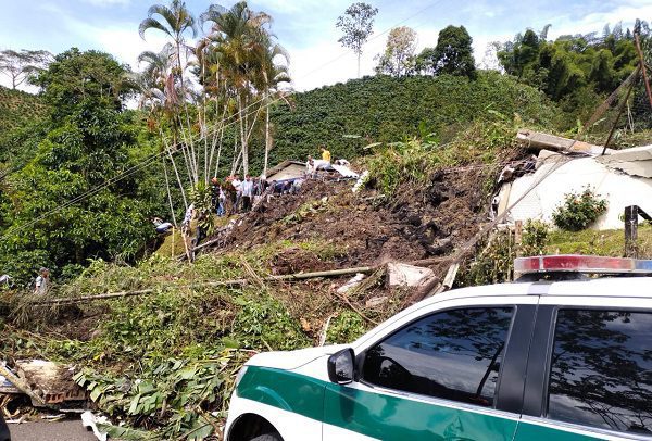 Derrumbe en Colombia sepulta una escuela rural; buscan posibles menores atrapados