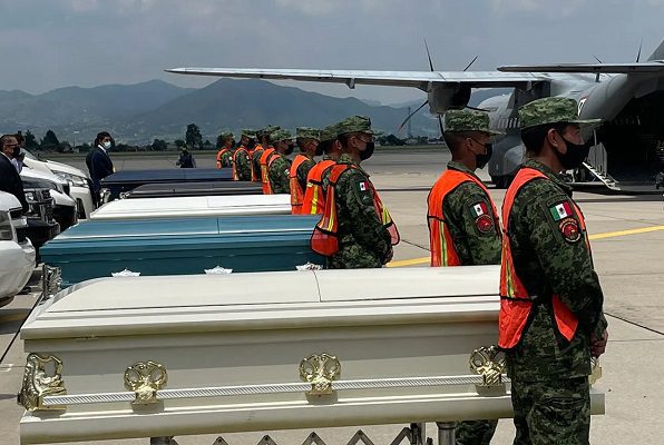 Realizan los primeros funerales de mexicanos que murieron en tráiler en Texas