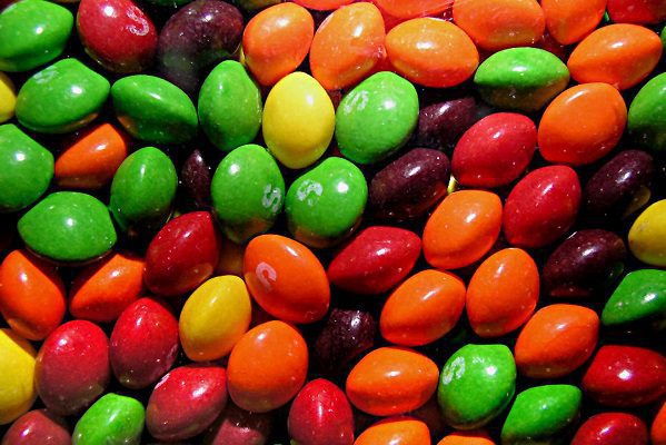 Demandan a Skittles por colorantes que supuestamente pueden causar daños en el ADN