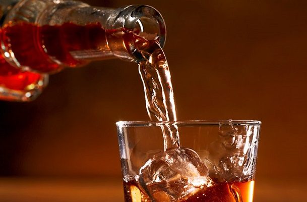 Estudio asocia consumo de alcohol con beneficios en adultos