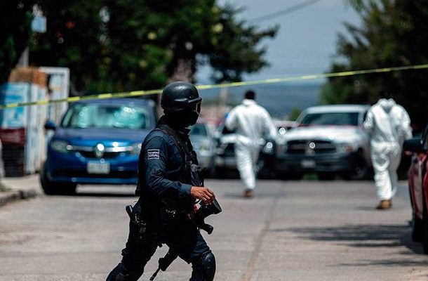 Abandonan un cuerpo y tres bolsas en un paradero de autobuses en Zacatecas