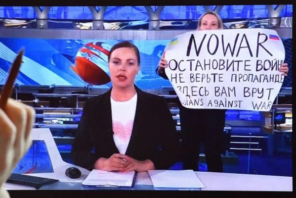 Detienen a periodista rusa que interrumpió programa de TV en protesta por invasión