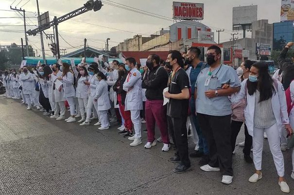 Médicos residentes de La Raza bloquean Calzada Vallejo por detención de compañera