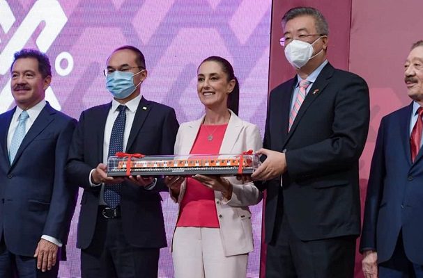 Sheinbaum da banderazo de salida a nuevo tren para la Línea 1 del Metro