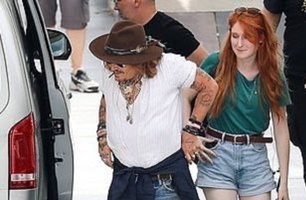 Captan a Johnny Depp paseándose con un mujer durante su gira en Italia