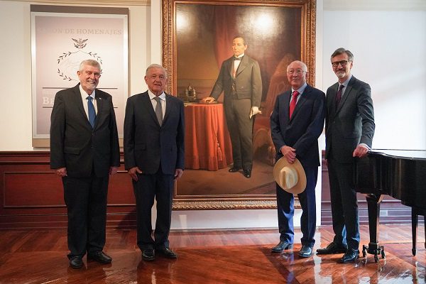 AMLO asegura "tiempos de reconciliación" junto a embajadores de EE.UU., Cuba y Francia