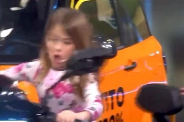 Niña sube a moto y casi se estampa durante un programa en vivo #VIDEO