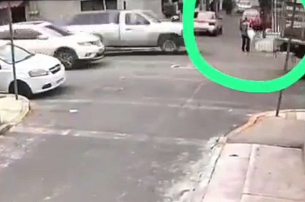 Camioneta embiste a abuelita en calles de Iztacalco #VIDEO