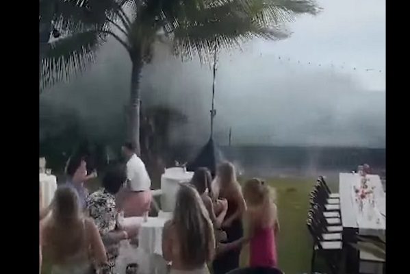 Olas gigantes interrumpen una boda en Hawai #VIDEO