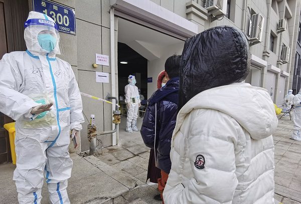 China se disculpa por allanar viviendas para "desinfectarlas" de COVID-19