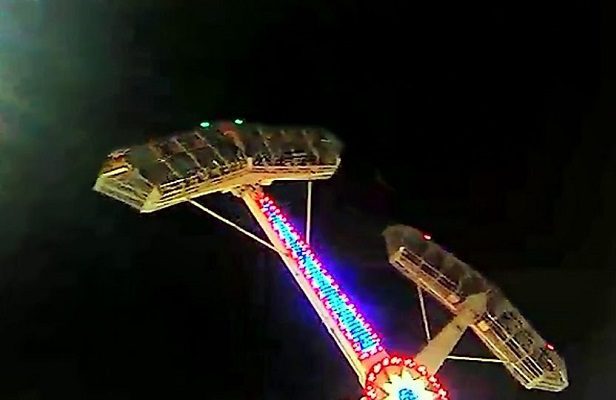 Juego mecánico se desbarata con personas en él en Feria del Carmen, en Campeche