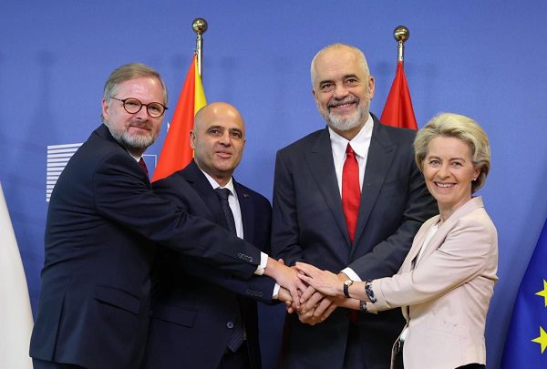 La Unión Europea inicia proceso para incluir a Albania y Macedonia del Norte