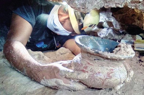 Hallan vasija maya de casi 2 mil años en una cueva de Playa del Carmen