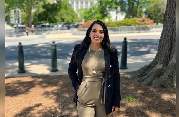 Bloguero llama 'Miss Frijoles' a congresista de EE.UU. nacida en México