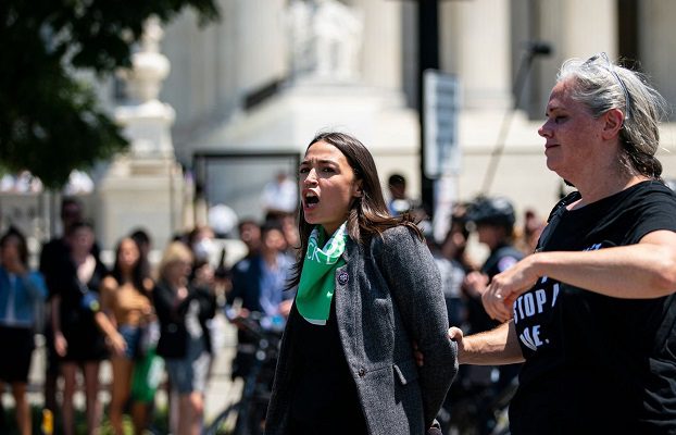 Arrestan a 16 legisladoras en EEUU durante protesta a favor del aborto