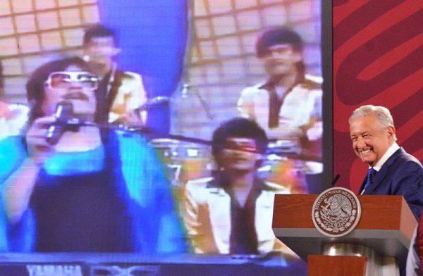 Con 'Uy, qué miedo', de Chico Che, AMLO responde a petición de consultas de EEUU