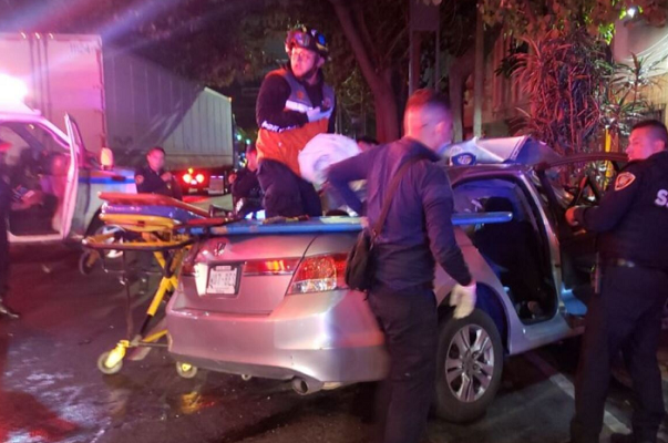 Jóvenes quedan prensados tras chocar contra un tráiler en la Del Valle