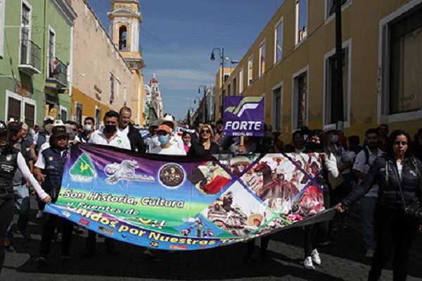 Buscan declarar patrimonio cultural las peleas de gallos en Puebla