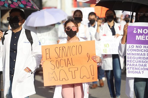 Médicos pasantes protestan en Coahuila y Durango por asesinato de compañero