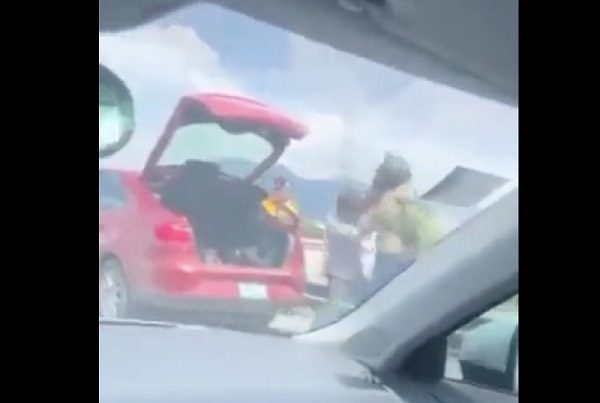 Fiscalía Edomex busca a hombre que fue arrojado de puente vehicular #VIDEO