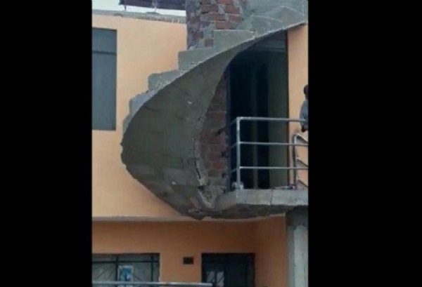 Albañiles se viralizan por colocar escalera sin salida #VIDEO