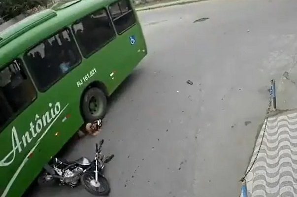 Casco salva a motociclista luego de que camión le pasara por encima #VIDEO