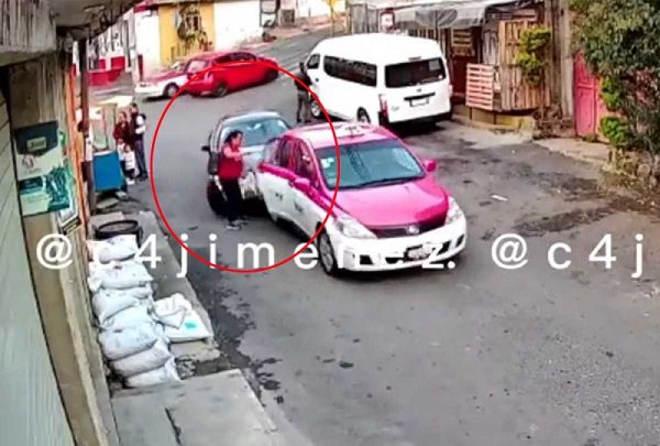 Conductora confunde los pedales y atropella a mujer en CDMX #VIDEO