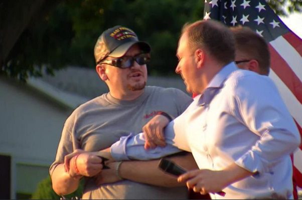 Atacan a candidato republicano durante un mitin en Nueva York #VIDEO