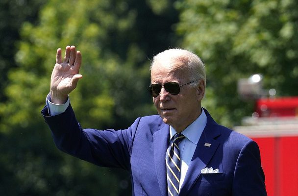 Joe Biden tiene síntomas leves de covid-19, pero se mantiene establece