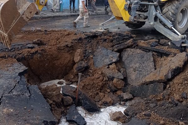 Fuga de agua provoca enorme socavón en Iztapalapa