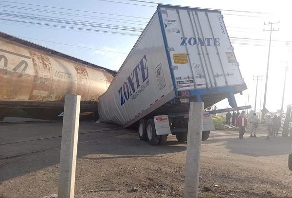 Tráiler es embestido tras intentar ganarle el paso a tren, en Tultepec #VIDEOS
