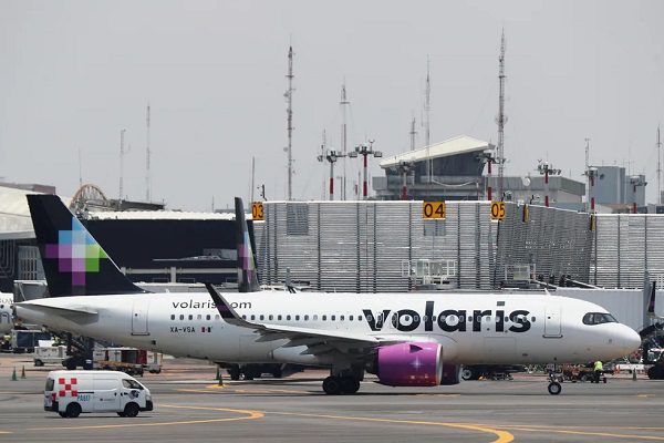 Volaris cancelará nueve rutas en el AICM para reducir saturación