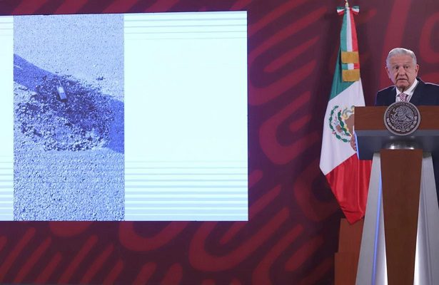 AMLO acusa campaña de desinformación por bache en el AICM