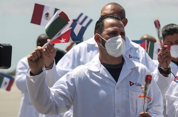 No me "van a desmoralizar”, dice AMLO sobre críticas tras llegada de médicos cubanos