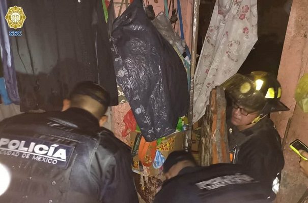 Una mujer quedó atrapada tras caerle el techo de su casa en CDMX