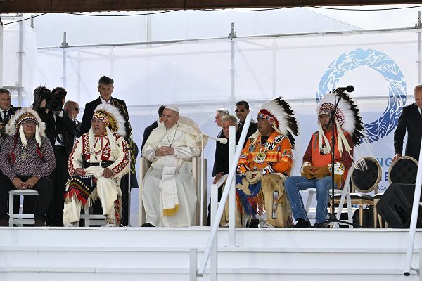 Papa Francisco pide perdón por las agresiones a comunidades indígenas en Canadá