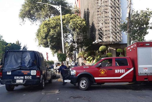 Hombre intenta lanzarse del cuarto piso de un hotel en CDMX