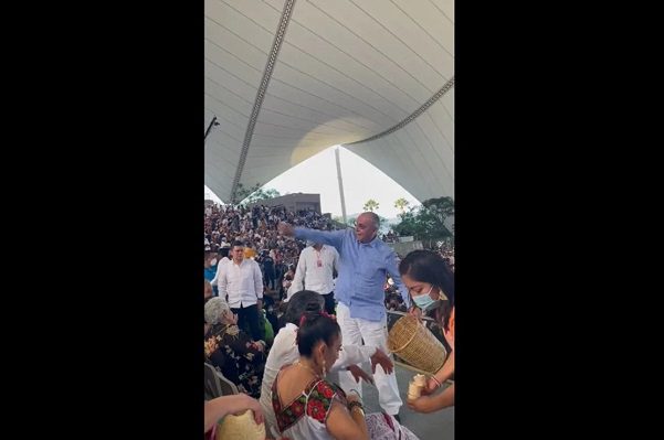 Salvador Cienfuegos fue captado en festejos de la Guelaguetza en Oaxaca #VIDEO
