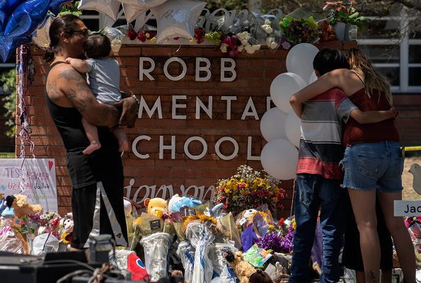 Suspenden a la directora de la escuela de Uvalde donde ocurrió tiroteo que dejó 21 muertos