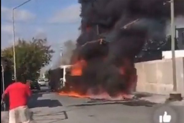 Camión se queda sin frenos, choca y estalla en calles de Nuevo León #VIDEOS
