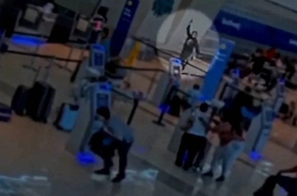 Difunden #VIDEO del momento del tiroteo en aeropuerto de Dallas