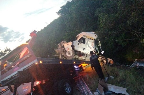 Choque múltiple deja al menos 9 muertos y tres heridos en la Acapulco-Zihuatanejo