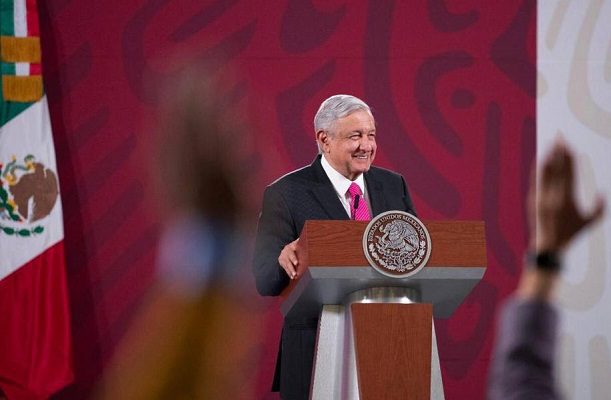 AMLO anuncia iniciativa reforma contra "sueldazos" de funcionarios