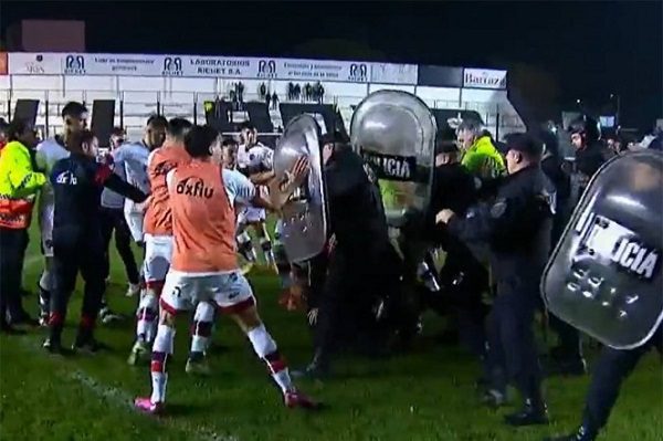 Jugadores y policías se agarran a golpes al terminar partido en Argentina #VIDEO