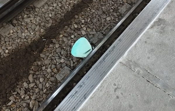 Celular y muñeco de peluche paran servicio en líneas 3 y 7 del Metro CDMX