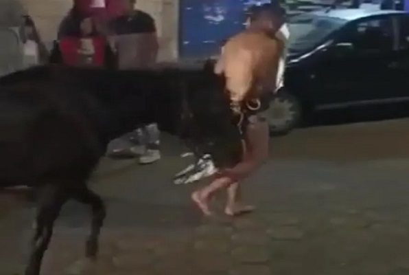 Desnudan y golpean a presunto ladrón de caballos en Puebla #VIDEO