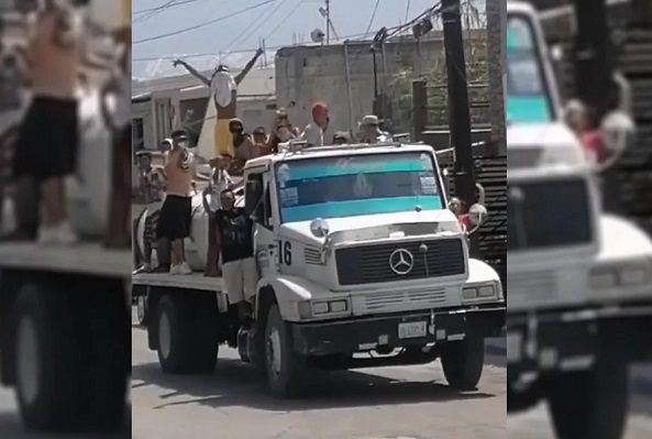 Entre gritos, regios celebran eufóricos la llegada de una pipa de agua #VIDEO