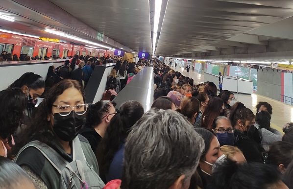 Usuarios del Metro reportaron retrasos en la Línea 9 de hasta casi una hora